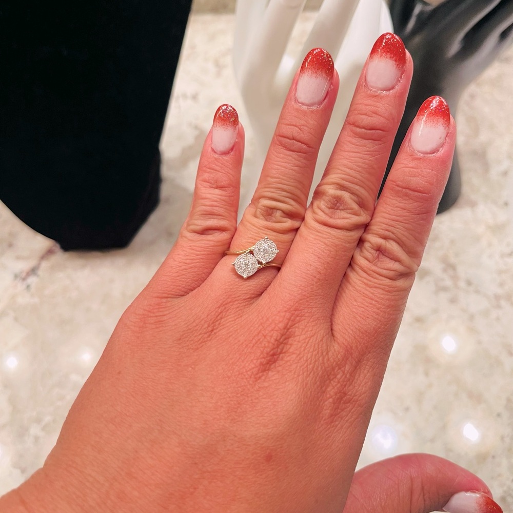Beautiful 14l ring with diamonds